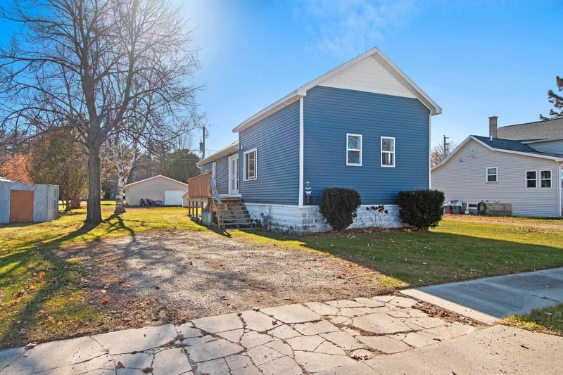 608 5th St, Oconto, WI 54153