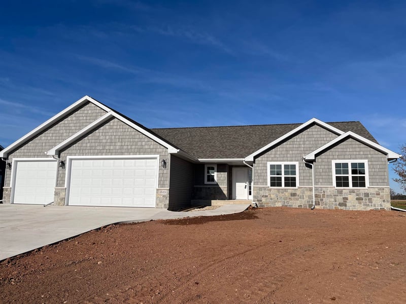 1515 Caroline Dr, New London, WI 54961-7319