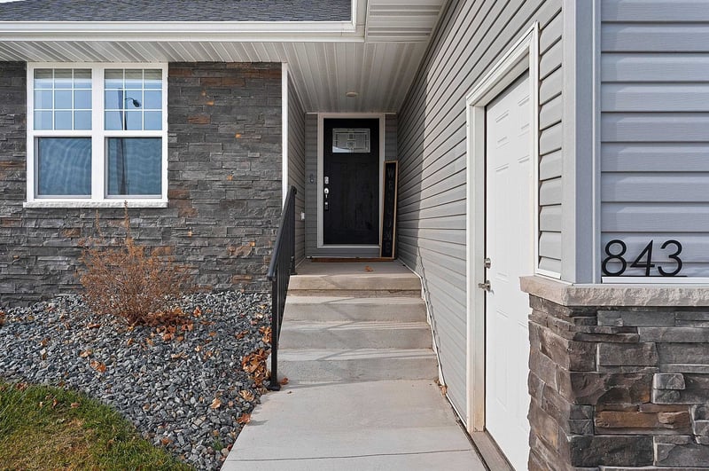 843 Red Hawk Dr, Pulaski, WI 54162-9447