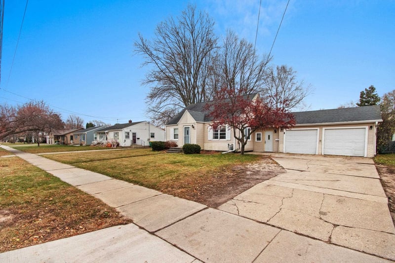 1659 9th St, Green Bay, WI 54304-2804