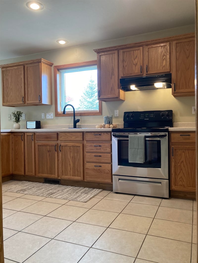 1701 Meadowview Ln, Little Chute, WI 54140