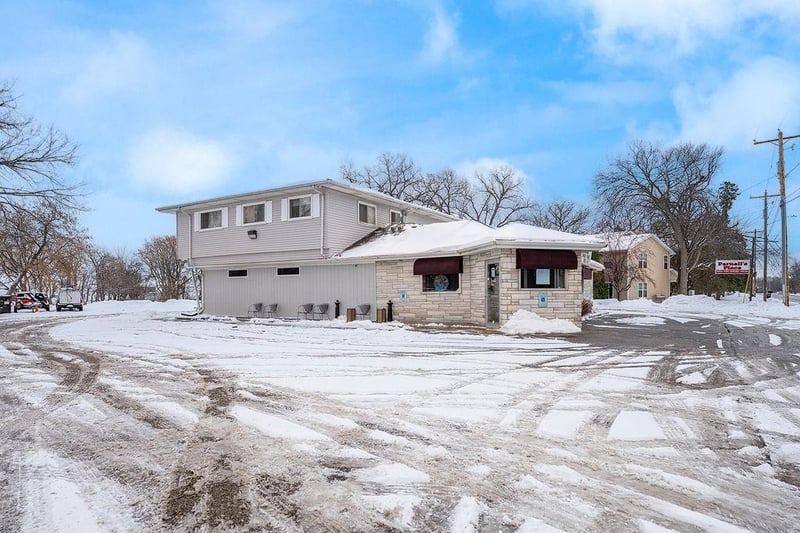 2932 Fond Du Lac Rd, Oshkosh, WI 54902-7227