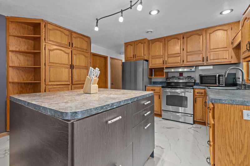 958 Cozy Ln, Oshkosh, WI 54901