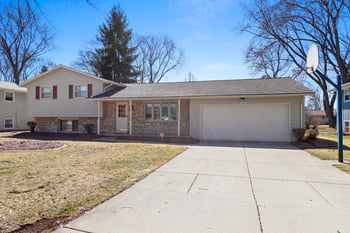 1281 Valley View Rd, Green Bay, WI 54304-4034
