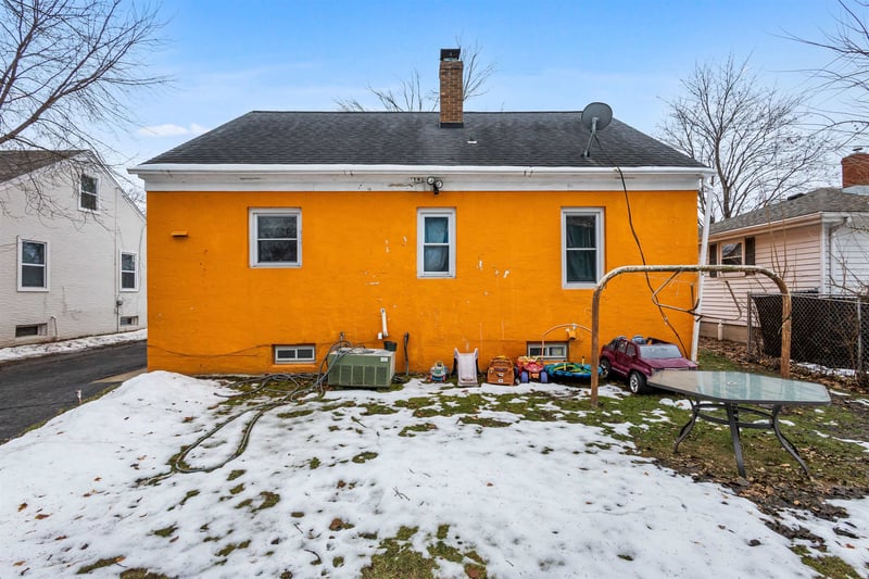 1463 Eastman Ave, Green Bay, WI 54302-1945