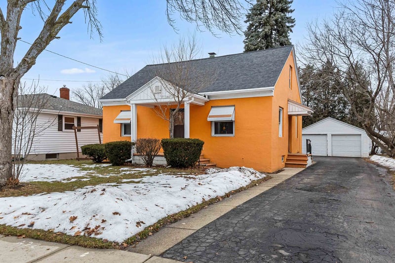 1463 Eastman Ave, Green Bay, WI 54302-1945