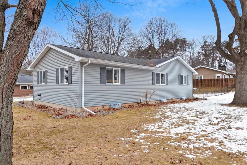 828 Robin Ln, Shawano, WI 54166