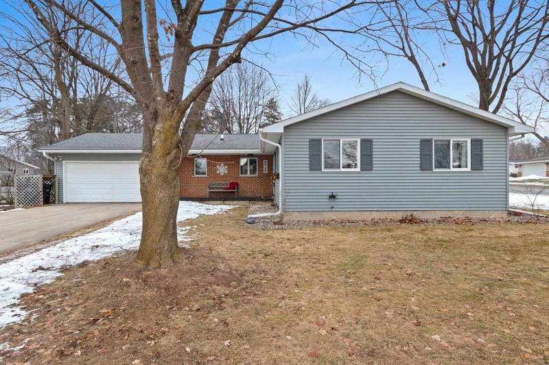 828 Robin Ln, Shawano, WI 54166