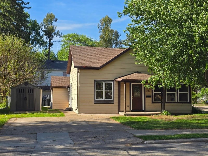 231 Center St, Shawano, WI 54166-2409