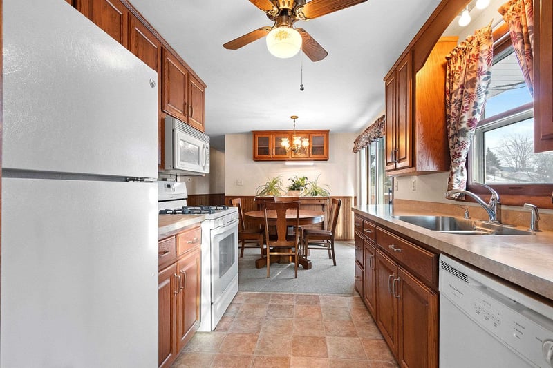 1713 Bentwood Dr, Green Bay, WI 54303