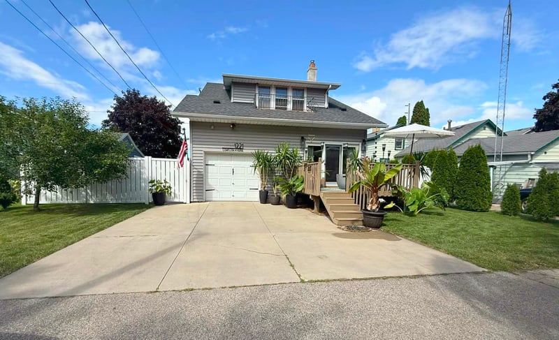 1221 Oshkosh Ave, Oshkosh, WI 54902-2630