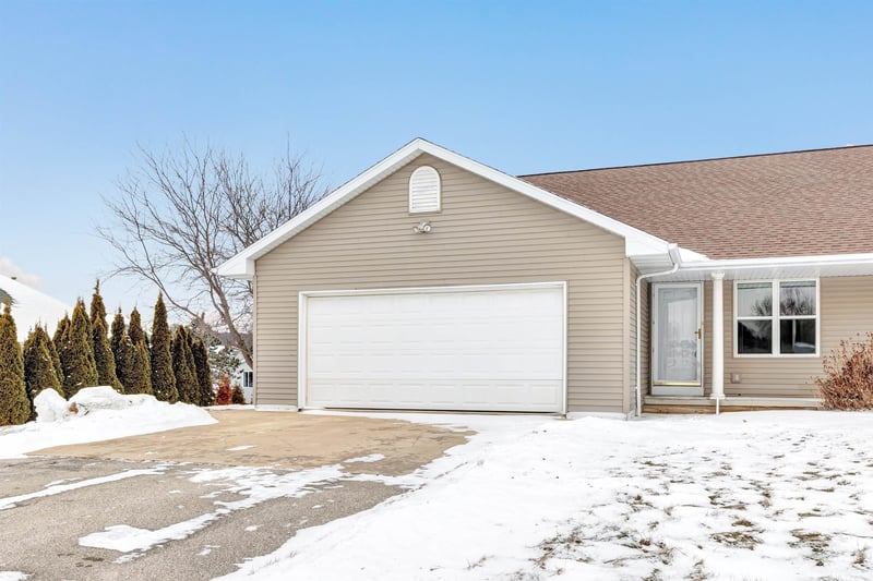 1926 River Hill Ct, Suamico, WI 54313