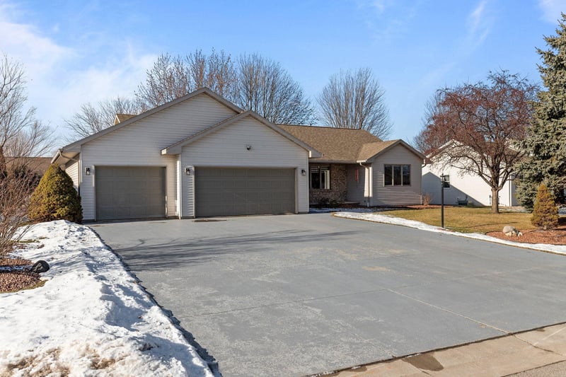 W5609 Jochmann Dr, Appleton, WI 54915-5203