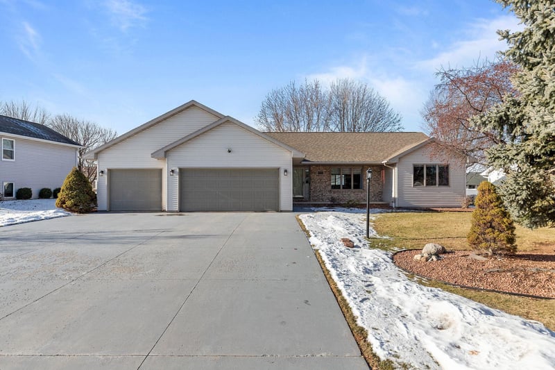 W5609 Jochmann Dr, Appleton, WI 54915-5203