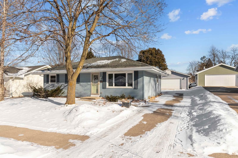 1674 Thornton Dr, Oshkosh, WI 54904