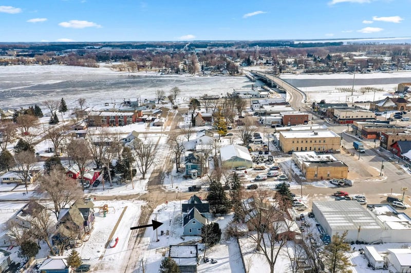 34 3rd St, Winneconne, WI 54986