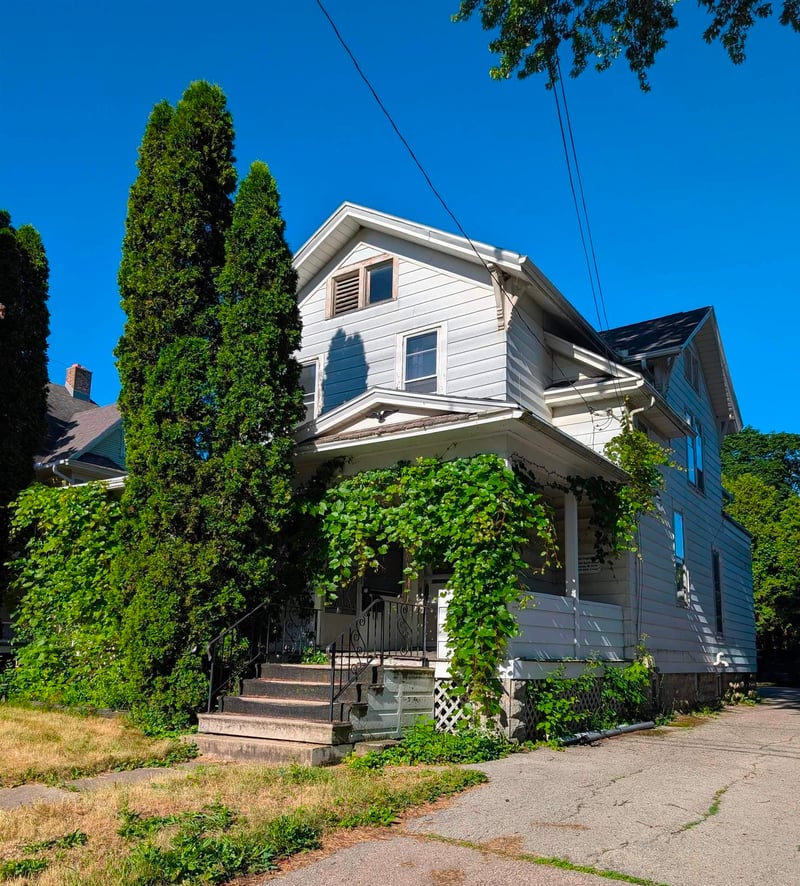1217 Jackson St, Oshkosh, WI 54901