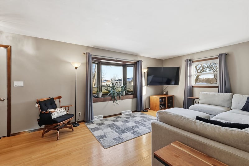 215 Lilac Ln, Little Chute, WI 54140-1147