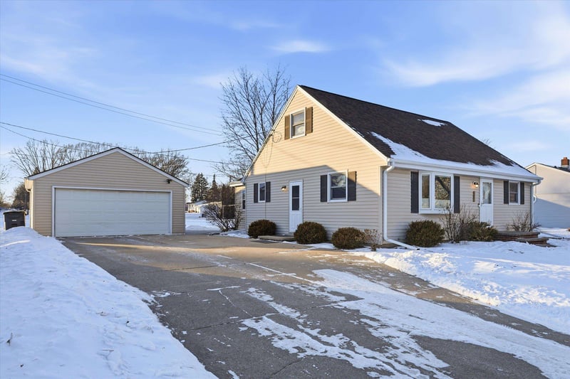 215 Lilac Ln, Little Chute, WI 54140-1147