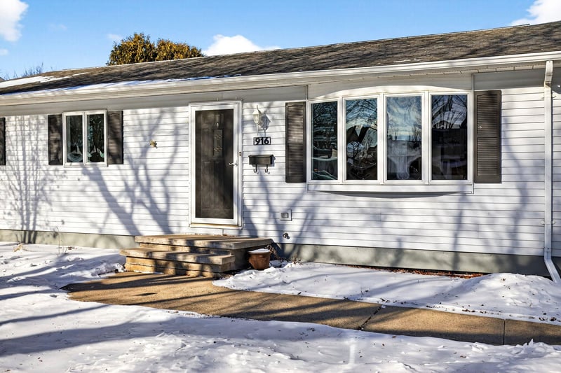 916 Charles St, Little Chute, WI 54140