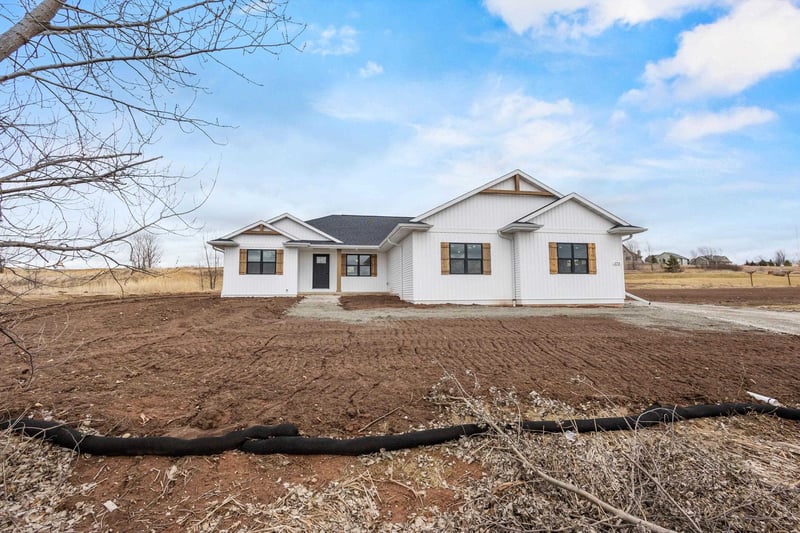W173 Meadow Ridge Trl, Kaukauna, WI 54130
