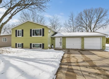 807 Gruenwald Ave, Oshkosh, WI 54901-2240