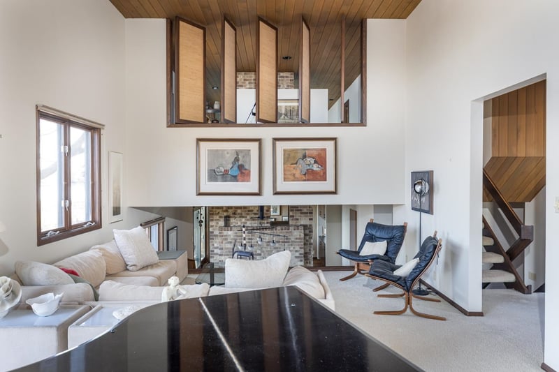 2136 White Swan Dr, Oshkosh, WI 54901-2565