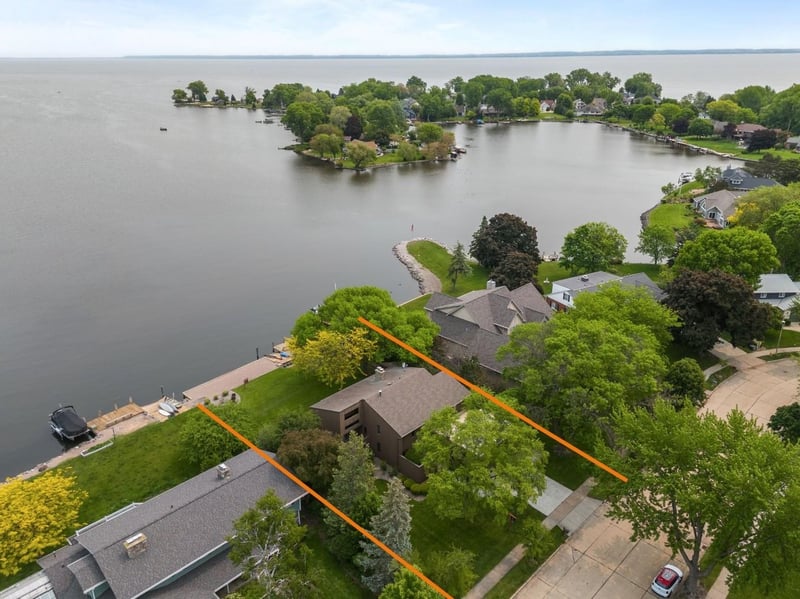 2136 White Swan Dr, Oshkosh, WI 54901-2565