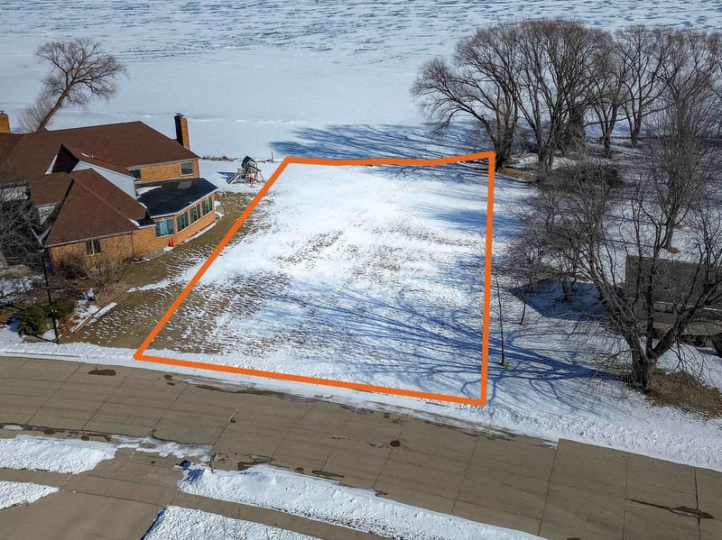 3240 Old Orchard Ln, Oshkosh, WI 54902