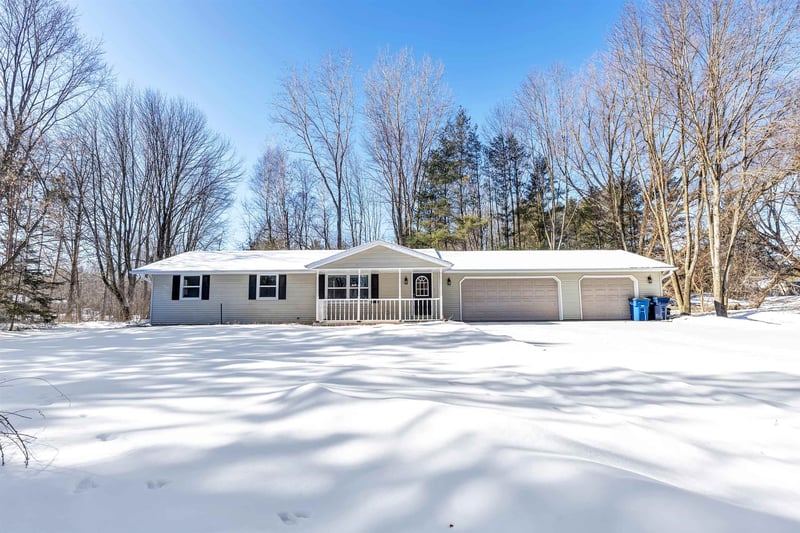 2801 Meadow Flower Ln, Suamico, WI 54313