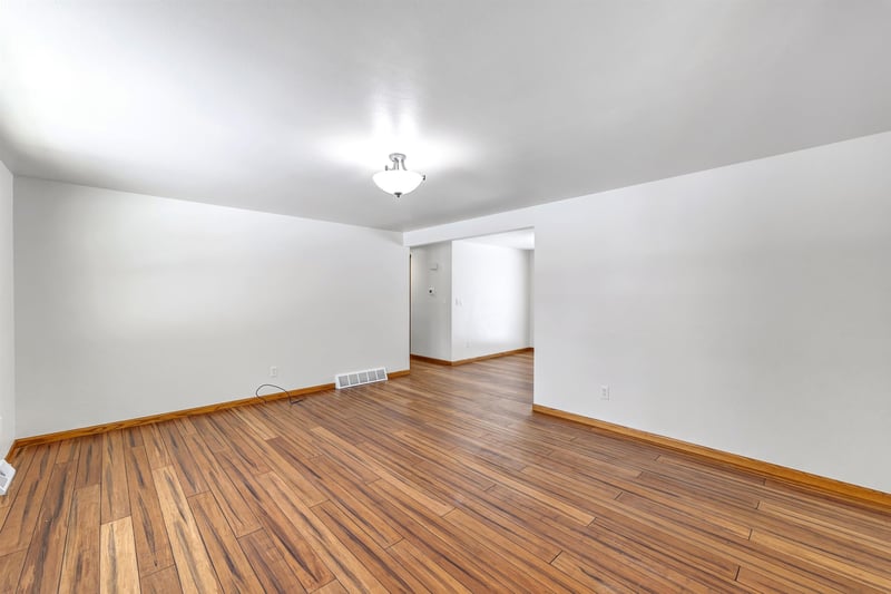 2801 Meadow Flower Ln, Suamico, WI 54313