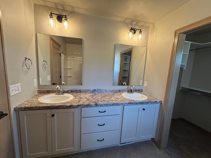 N1766 Waterlefe Dr, Greenville, WI 54942