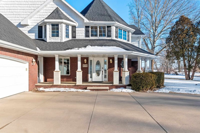 2710 Shorewood Dr, Oshkosh, WI 54901