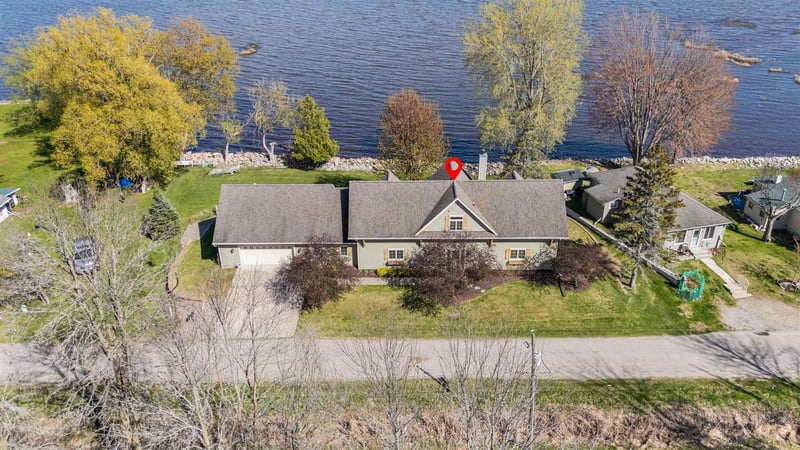 4882 Bayshore Ln, Oconto, WI 54153