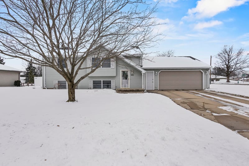 1601 Sundown Ln, Appleton, WI 54915