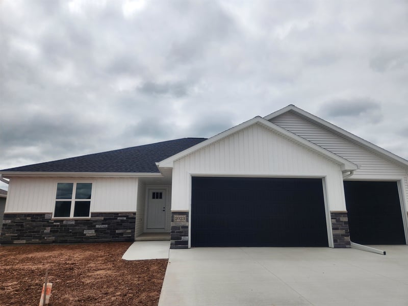 8318 Xavier Dr, Neenah, WI 54952