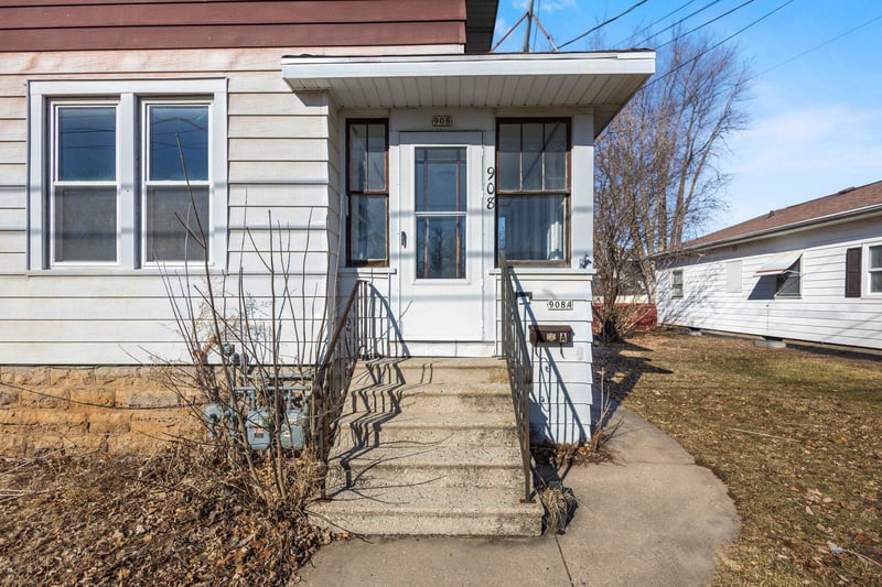 908 10th Ave, Oshkosh, WI 54902