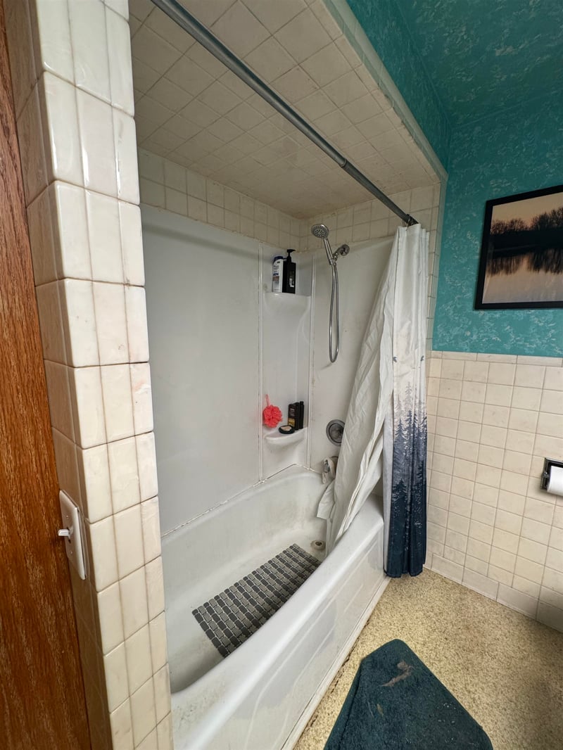 2033 Doty St, Oshkosh, WI 54902