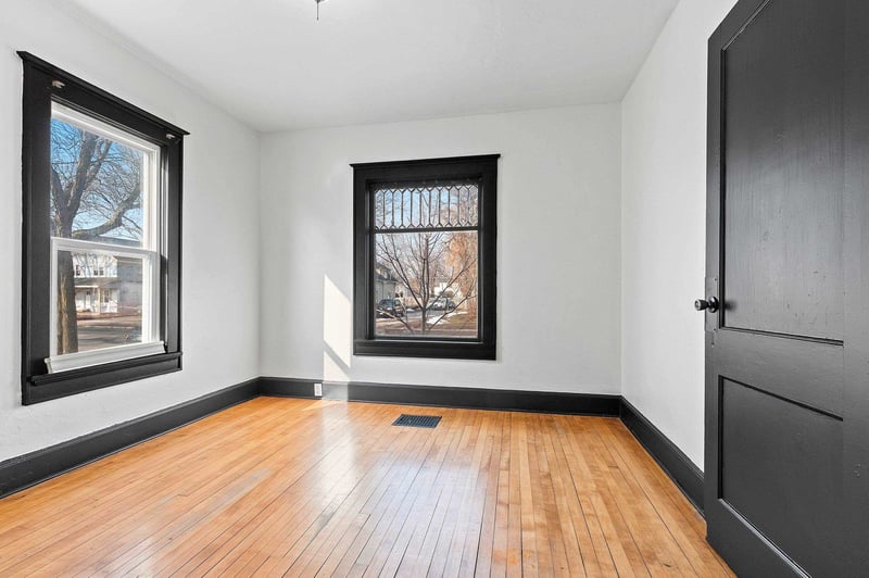 1207 Broadway St, Green Bay, WI 54304-2742