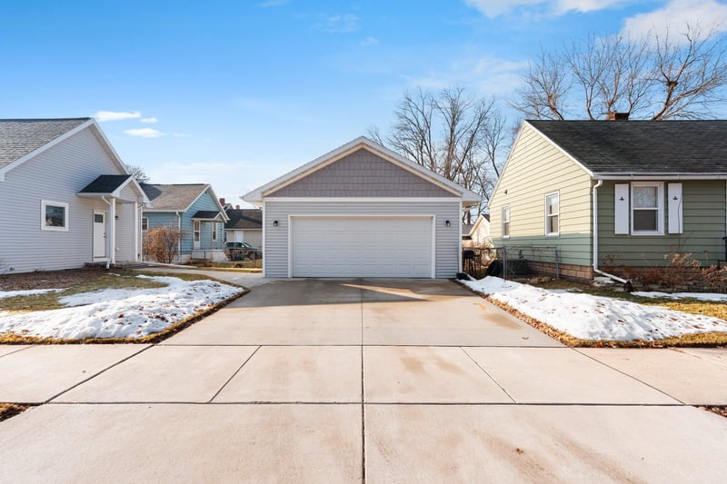 900 Greenwood Ave, Green Bay, WI 54304