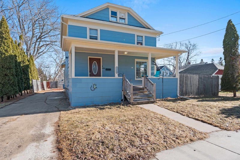 1214 Grand St, Oshkosh, WI 54901-3828