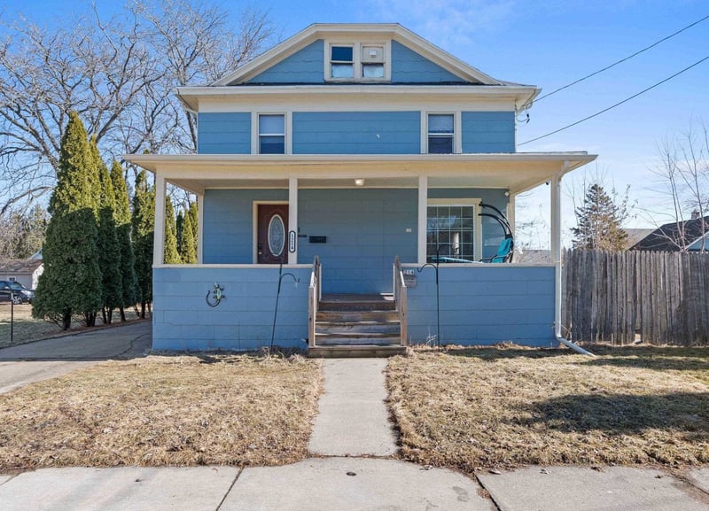 1214 Grand St, Oshkosh, WI 54901-3828