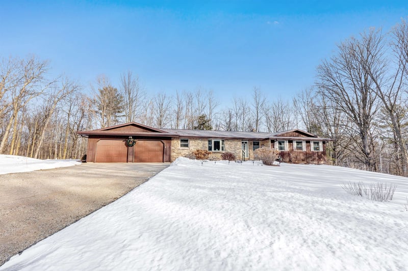 3577 Hidden Valley Ln, Green Bay, WI 54311-9653