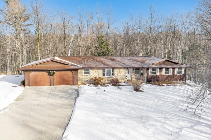3577 Hidden Valley Ln, Green Bay, WI 54311-9653