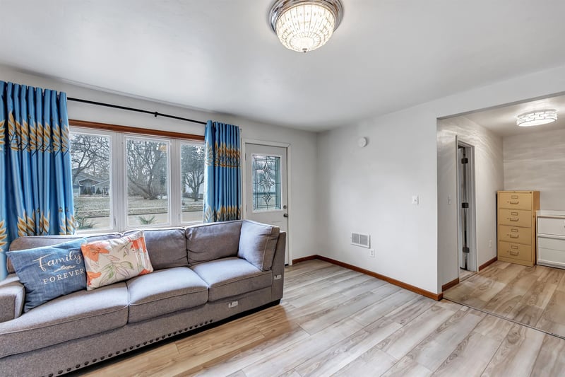 814 3rd St, De Pere, WI 54115-1955