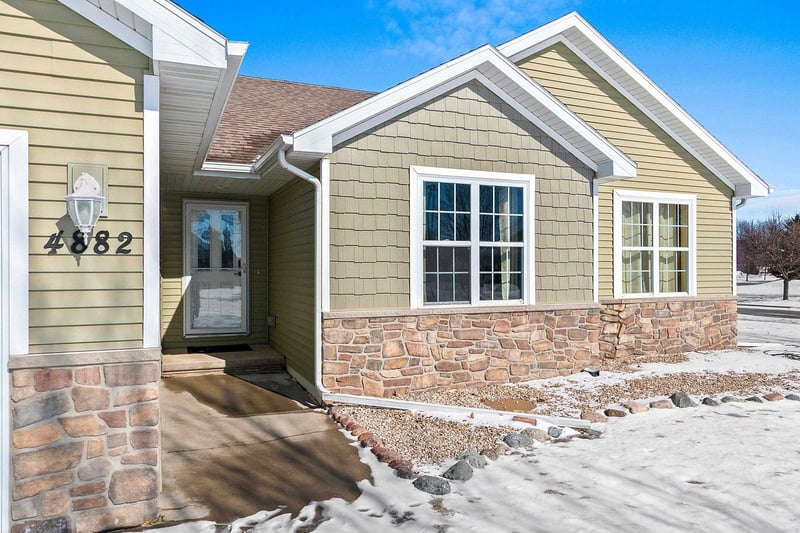 4882 Isabella Cir, Oneida, WI 54155