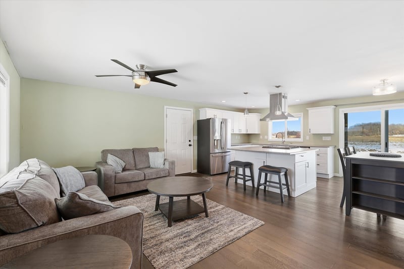 744 Twin Harbor Dr, Winneconne, WI 54986-0000