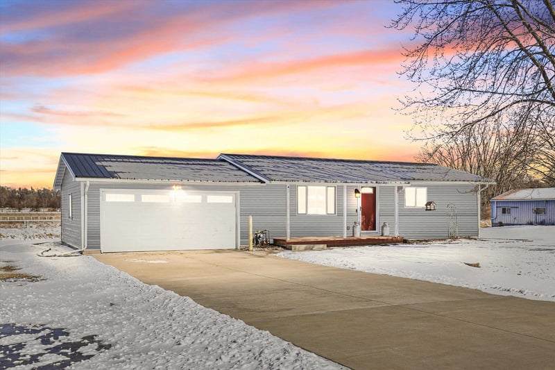 744 Twin Harbor Dr, Winneconne, WI 54986-0000