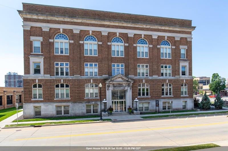 105 Washington Ave #304, Oshkosh, WI 54901-4980