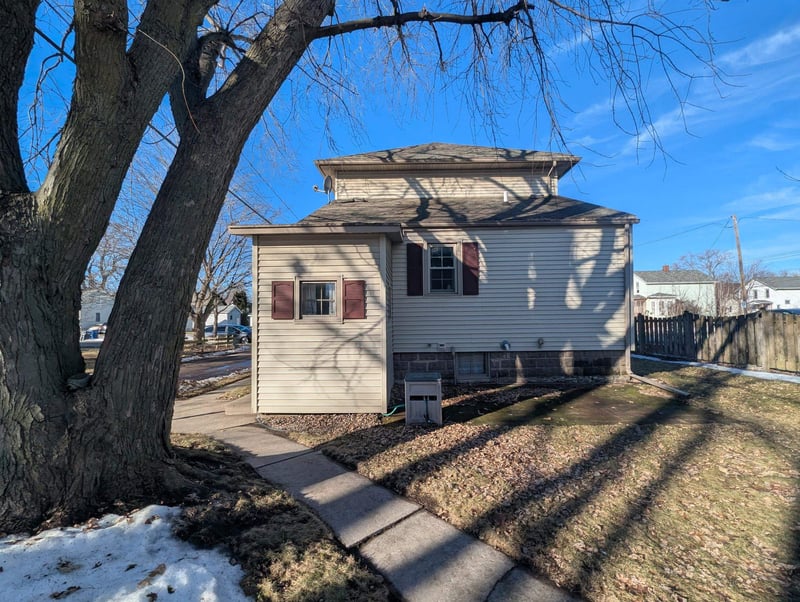 120 Bay St, Oshkosh, WI 54901-5203